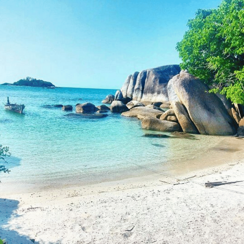 6 Rekomendasi Pantai di Belitung dengan Batu Granit Besar dan Pasir Putih